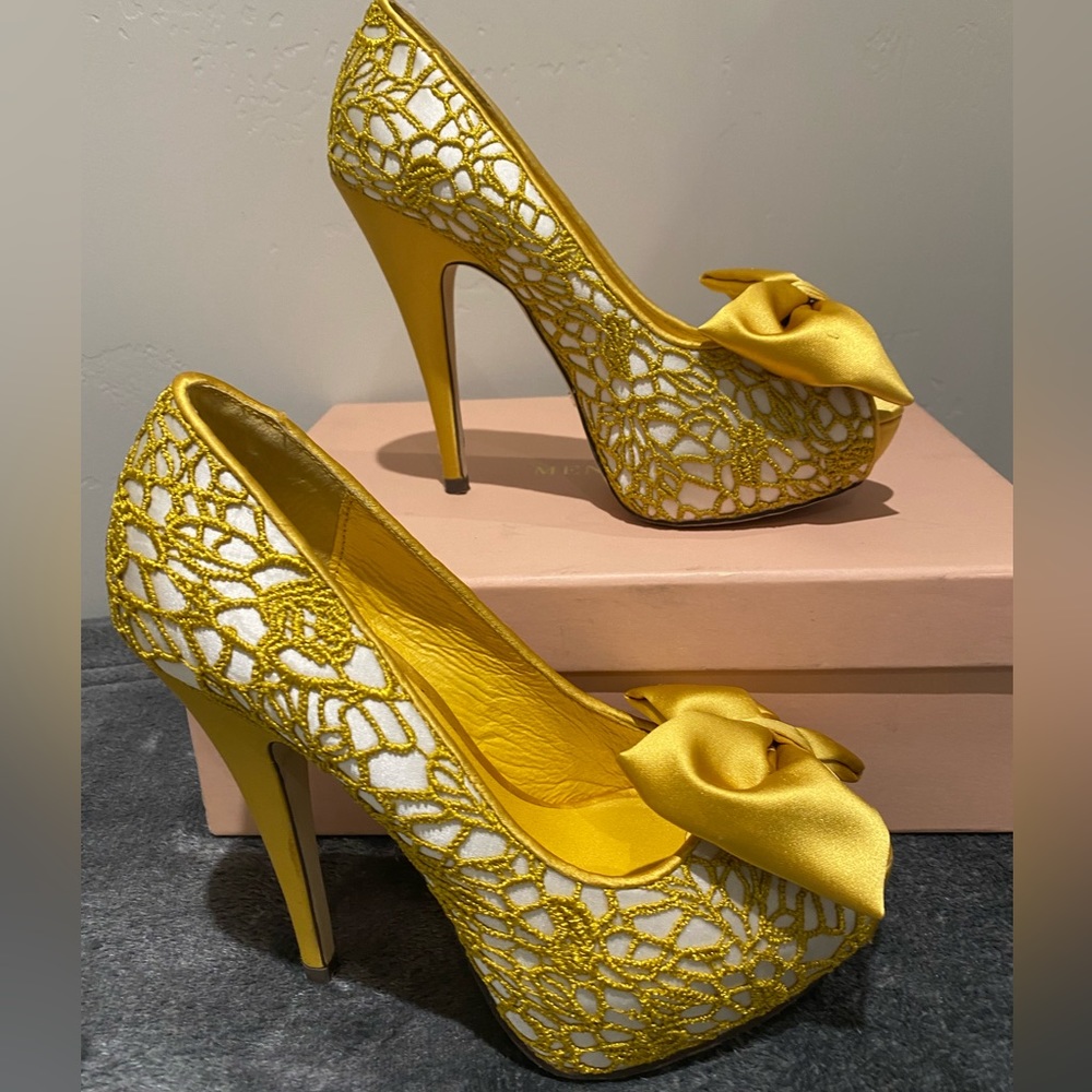 Membur Embroidery/satin yellow Pumps  size 6 / 36